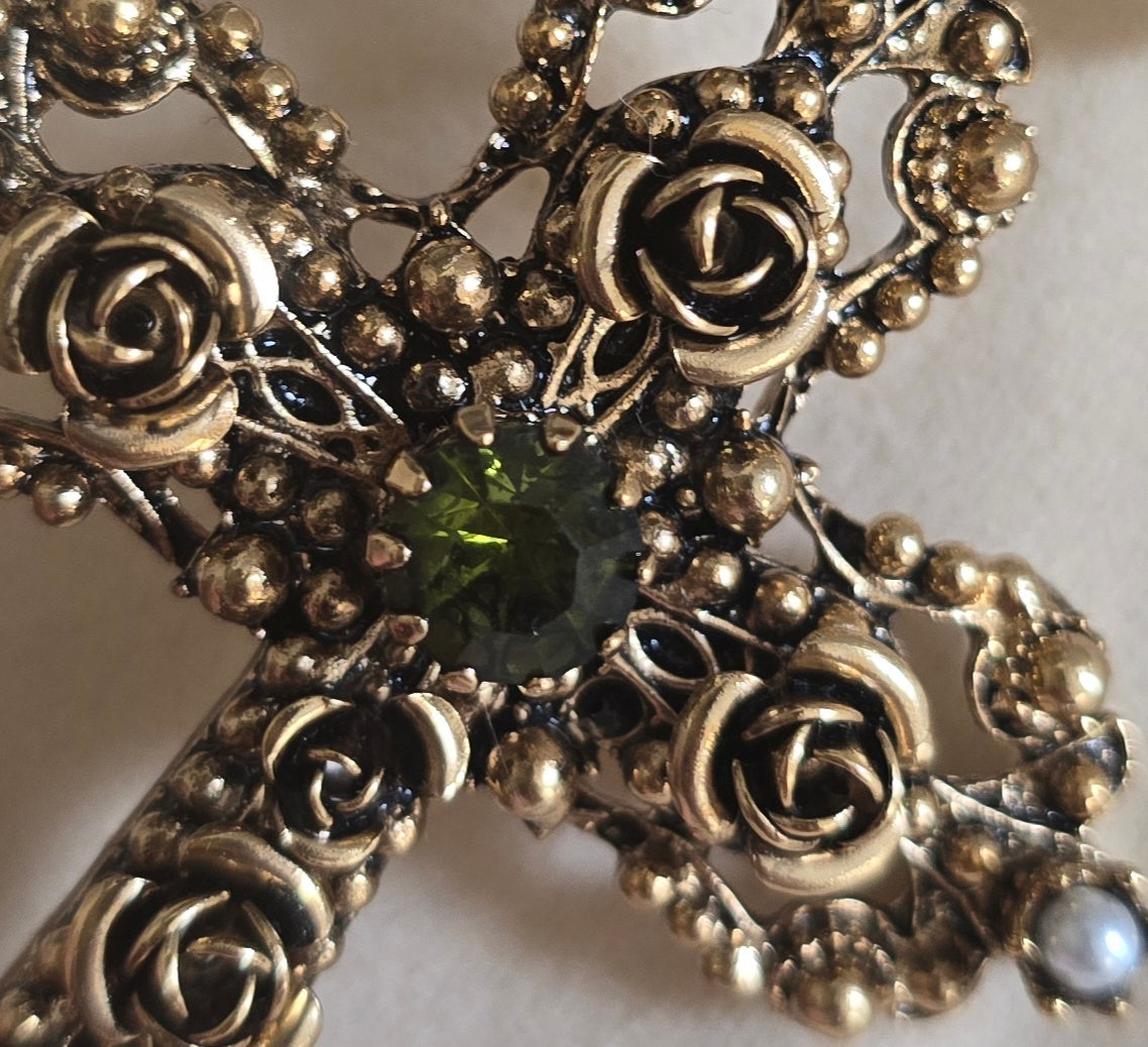 Sacred Art Rosette Cross Necklace - Dark green Swarovski